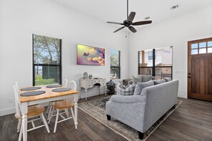 TV - Edge of Main 5- Vineyard Views! (Fredericksburg)