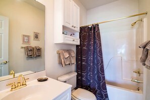 Shower, hair dryer, towels, shampoo - Magnolia Place 301 -4669 Wild Iris Drive (Myrtle Beach)