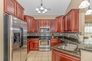 Fridge, microwave, oven, stovetop - 2185 Sanibel Court (Myrtle Beach)