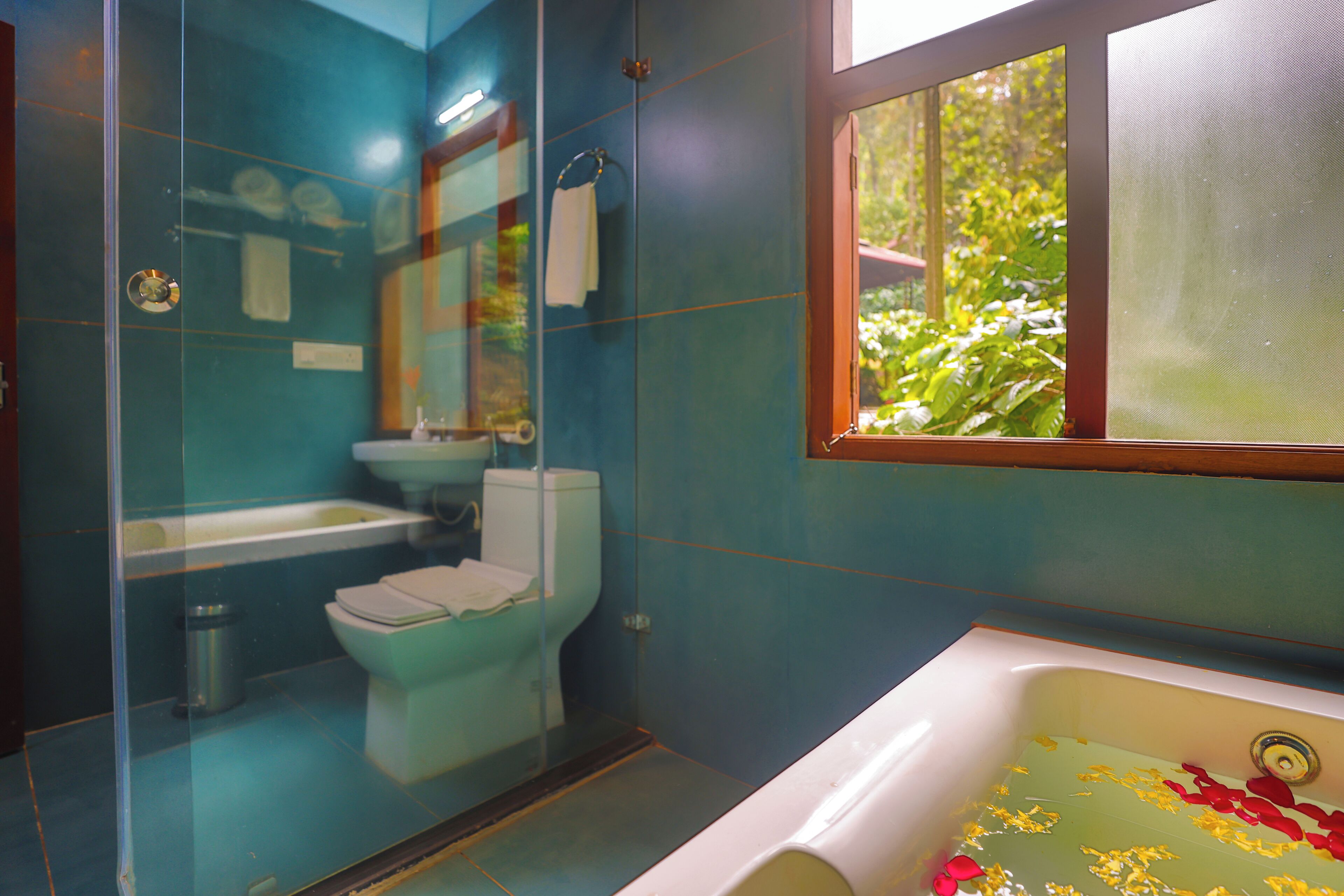 Un baño con bañera, inodoro y zona de ducha.
