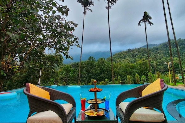 Hồ bơi ngoài trời