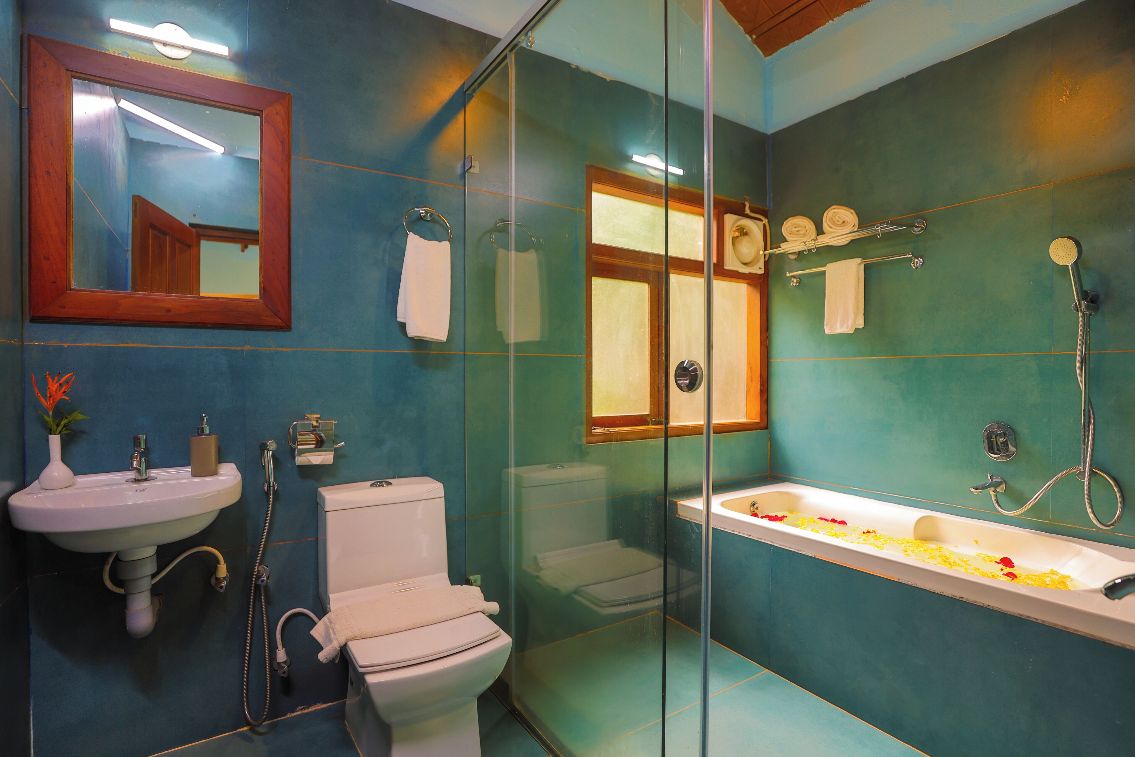 Un baño con inodoro, lavamanos y bañera.