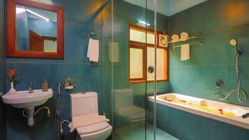 Un baño con inodoro, lavamanos y bañera.