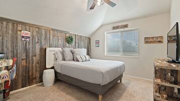 4 chambres, bureau, fer et planche à repasser, lit de bébé portatif