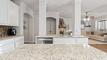 Téléviseur connecté, foyer, livres, écran d’ordinateur