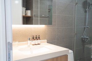 Douche, sĂšche-cheveux, serviettes fournies, savon
