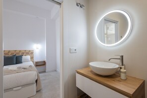 Douche, sèche-cheveux, serviettes fournies