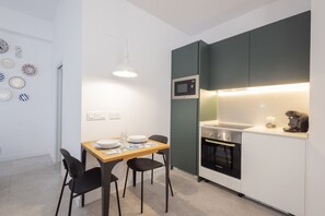 Een koelkast, een magnetron, een oven, een vaatwasser