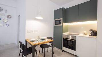 Een koelkast, een microgolfoven, een oven, een vaatwasser