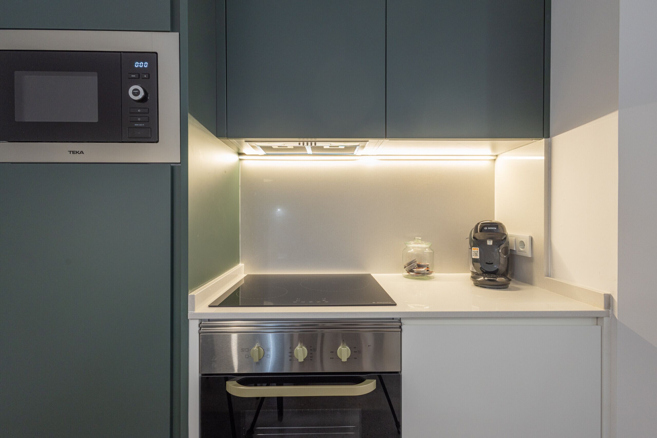 Een koelkast, een magnetron, een oven, een vaatwasser