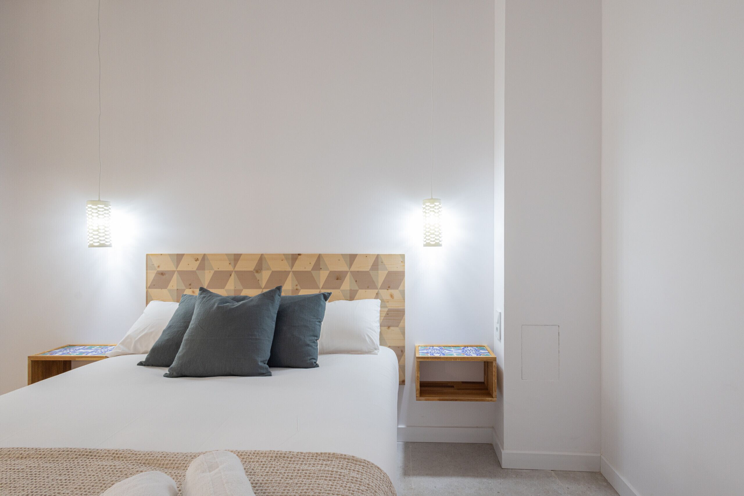 Tabla de planchar con plancha, wifi gratis y ropa de cama 