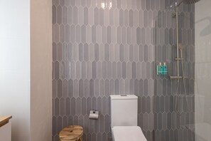 Ducha, secador de pelo, toallas