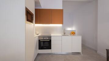 Een koelkast, een microgolfoven, een oven, een vaatwasser