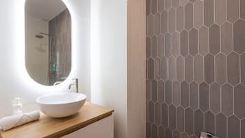 Een douche, een haardroger, handdoeken