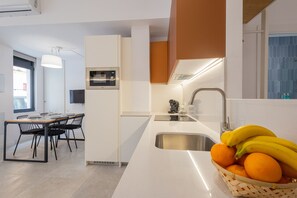Geladeira, micro-ondas, fogão, lava-louças