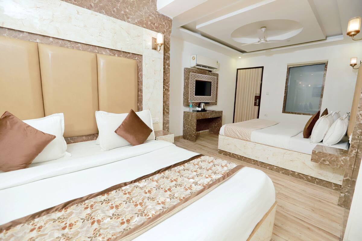 Deluxe Quadruple Room | Living area