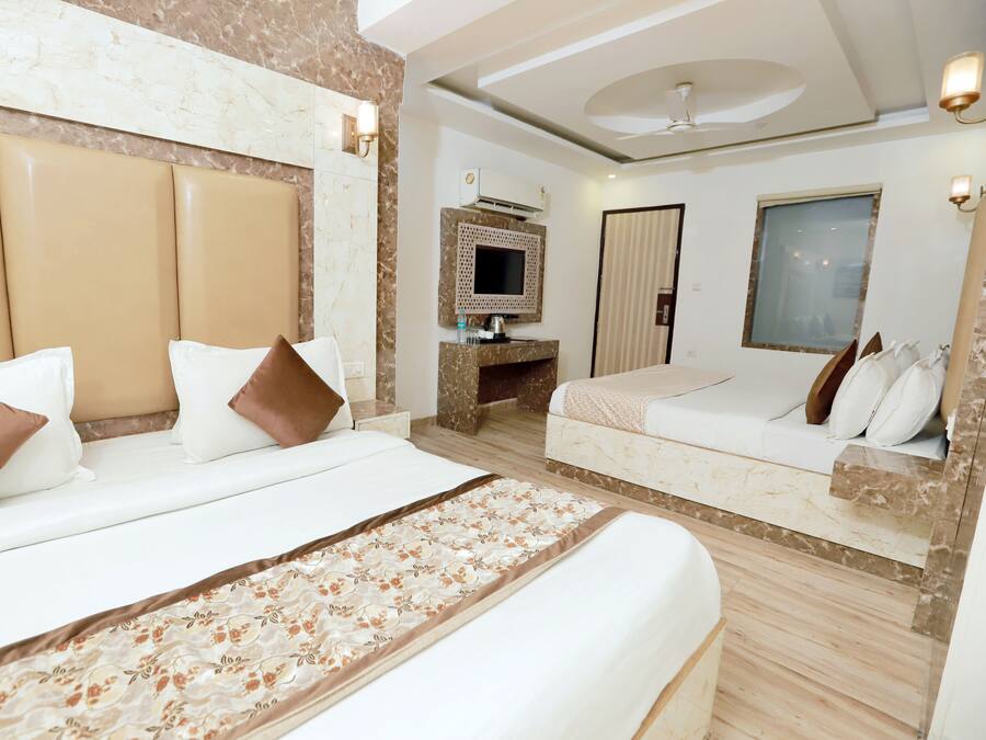 Habitación cuádruple Deluxe | Zona de estar | Una televisión de pantalla plana