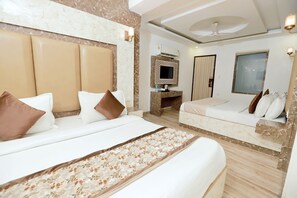 Deluxe-Vierbettzimmer | Wohnbereich | Flachbildfernseher