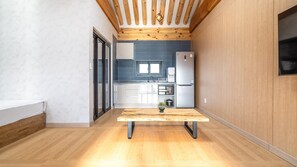 1 bedroom, free WiFi - Gyeongju Gampo Byeolbit Hanok Pension (Gyeongju)