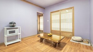 1 bedroom, free WiFi - Gyeongju Gampo Byeolbit Hanok Pension (Gyeongju)
