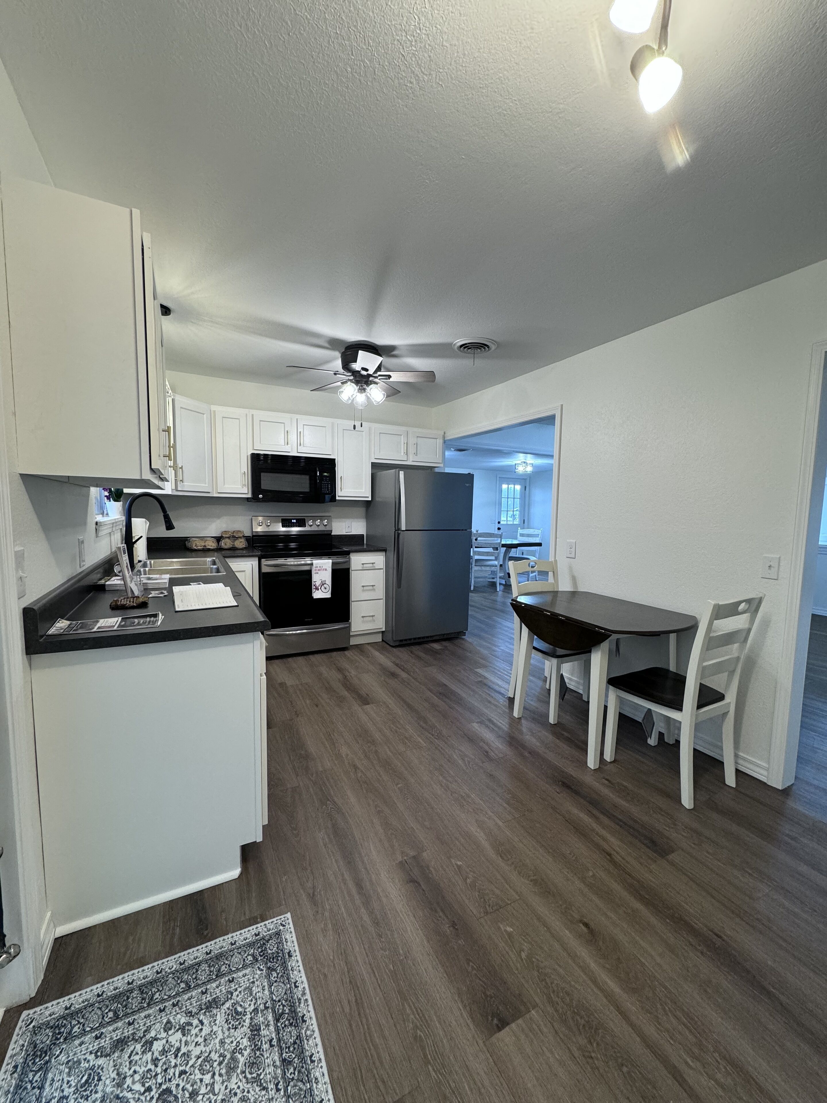 Réfrigérateur, four à micro-ondes, un four, surface de cuisson