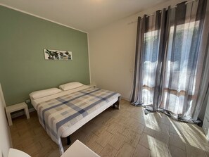 1 bedroom, travel cot, WiFi, bed sheets