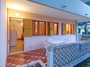 Outdoor dining - Beautiful apartment for 5 guests with WIFI, A/C, TV, terrace and pets allowed (Rosolina)