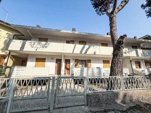 Exterior - Lovely apartment for 5 guests with WIFI, A/C, TV, terrace and pets allowed (Rosolina)