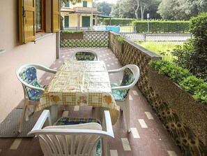 Outdoor dining - Lovely apartment for 5 guests with WIFI, A/C, TV, terrace and pets allowed (Rosolina)