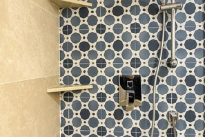 Shower, hair dryer, towels