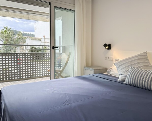 3 bedrooms, iron/ironing board, internet, bed sheets