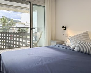 3 bedrooms, iron/ironing board, internet, bed sheets