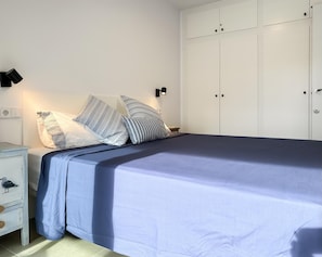 3 bedrooms, iron/ironing board, internet, bed sheets