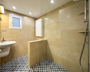 Een douche, een haardroger, handdoeken