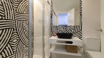 Een douche, een haardroger, handdoeken