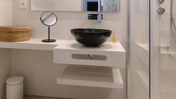 Een douche, een haardroger, handdoeken, toiletpapier