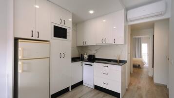 Een koelkast, een magnetron, een vaatwasser