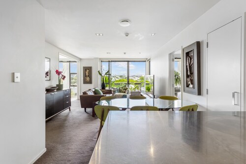 Kingsland, Auckland 2BR 2Bath 2CarPark Apt