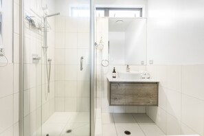 تجهيزات دش، مجففات شعر، مناشف، صابون
