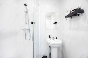 Douche, séchoir à cheveux, serviettes fournies, shampooing