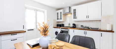 冷蔵庫、電子レンジ、オーブン、コンロ