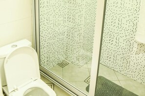 Douche, sèche-cheveux, serviettes fournies