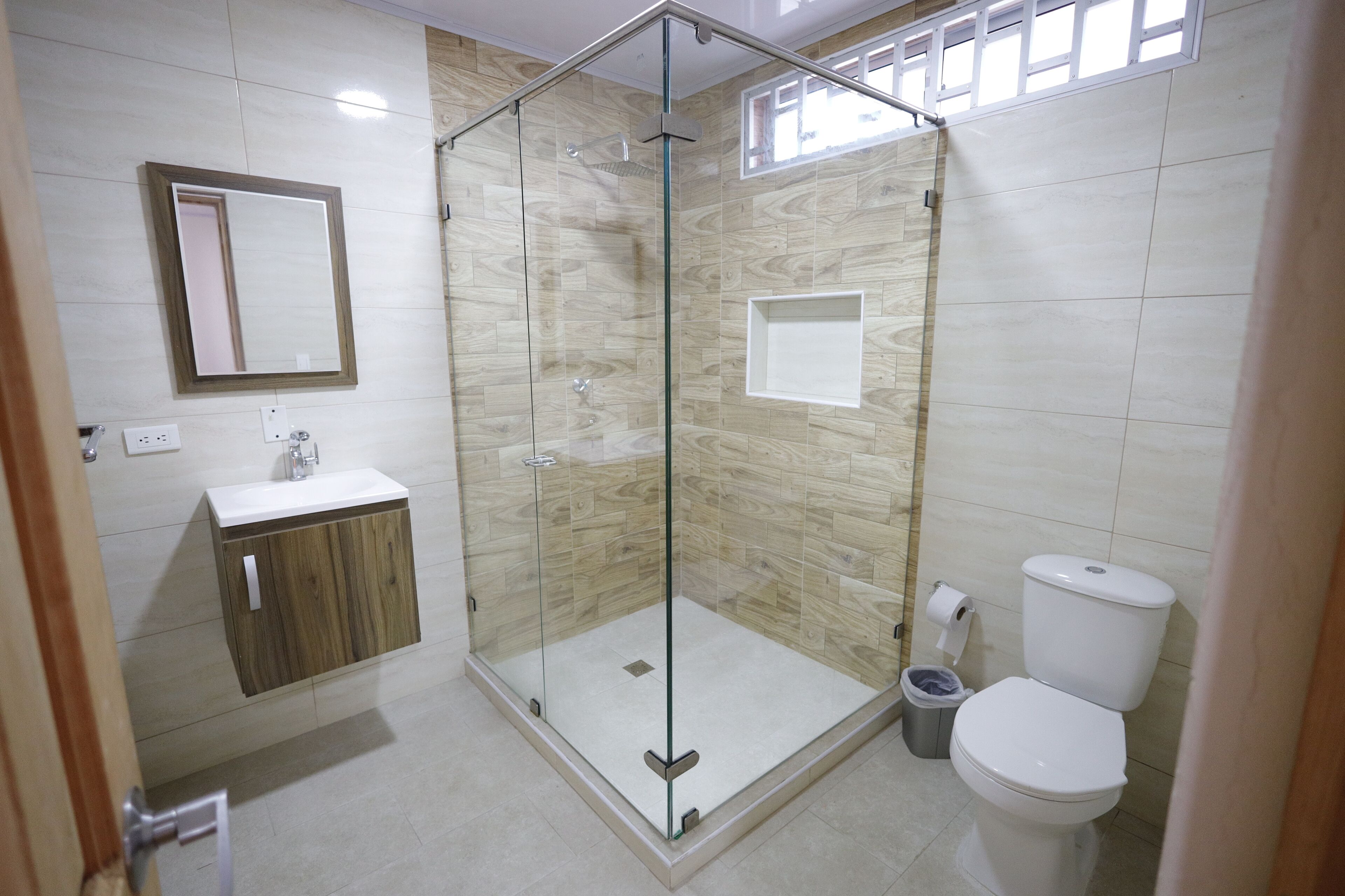 4 bedrooms, iron/ironing board, free WiFi