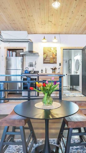 Charming Studio 10 min from airport dog friendly