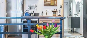 Charming Studio 10 min from airport dog friendly
