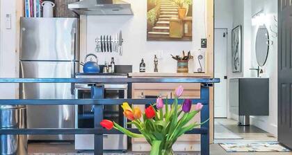 Charming Garage Studio 10 min. from the airport
Centrally Located Pet-friendly!