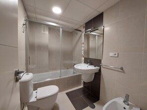 Towels, soap, shampoo, toilet paper