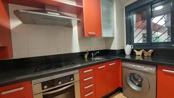 Frigorífico, horno y utensilios de cocina