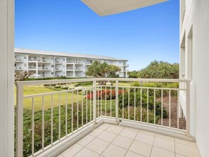 Property grounds - The Pool Resort Kingscliff - Studio Apt - Holiday Management Co. (Tweed)
