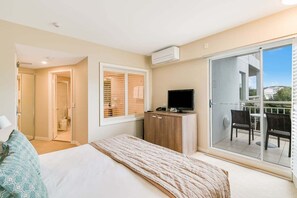 1 bedroom, free WiFi, bed sheets - The Pool Resort Kingscliff - Studio Apt - Holiday Management Co. (Tweed)
